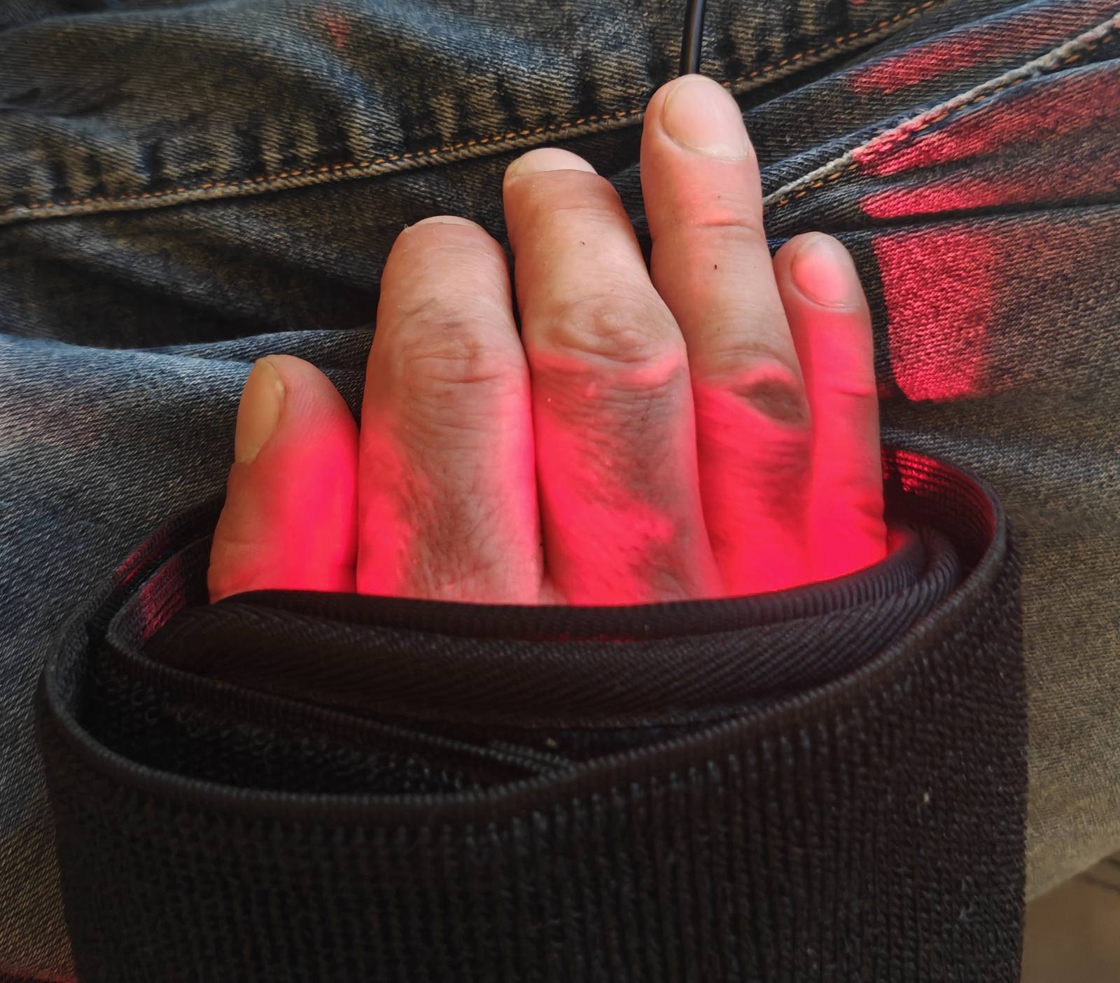 A hand in the H.E.D. Office under red 660 nm and 850 nm infrared light during recovery. / Ruka u H.E.D. Office-u pod crvenim infracrvenim svetlom od 660 nm i 850 nm tokom oporavka.